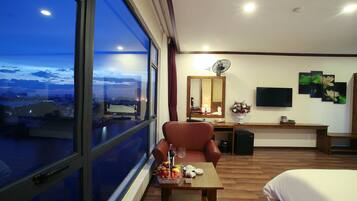 Executive-huone, järvinäköala (Single or Double) | Minibaari, tallelokero huoneessa, pimennysverhot, äänieristys