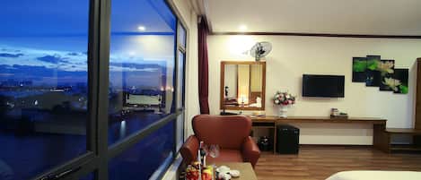 Executive Single or Double Room, Lake View | Minibar, in-room safe, blackout curtains, soundproofing