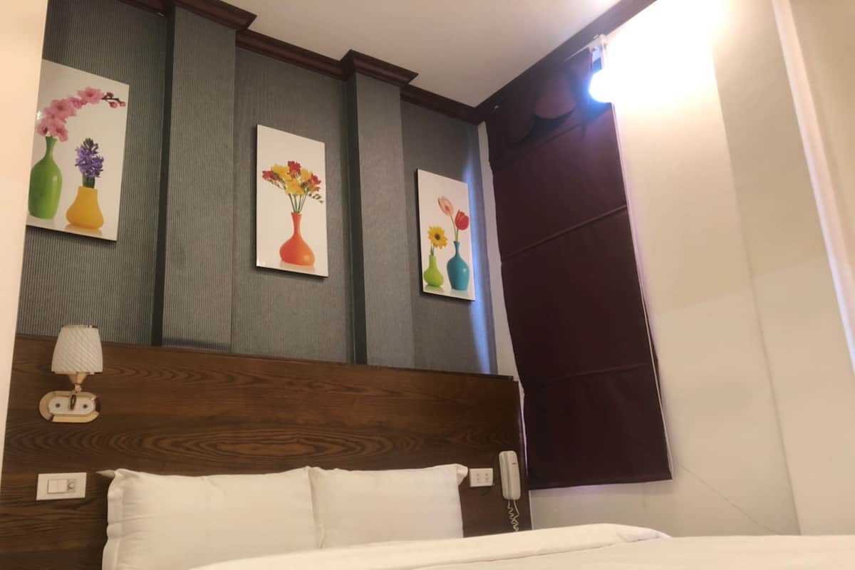 Habitació estàndard, 1 llit de matrimoni gran | Minibar, caixa forta a l'habitació i cortines opaques 