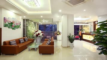 Minibaari, tallelokero huoneessa, pimennysverhot, äänieristys