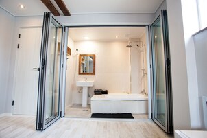 Room 304 | Bathroom | Shower, free toiletries, hair dryer, slippers