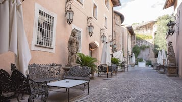 Cour