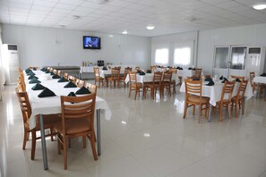 Café da manhã, almoço e jantar; culinária internacional