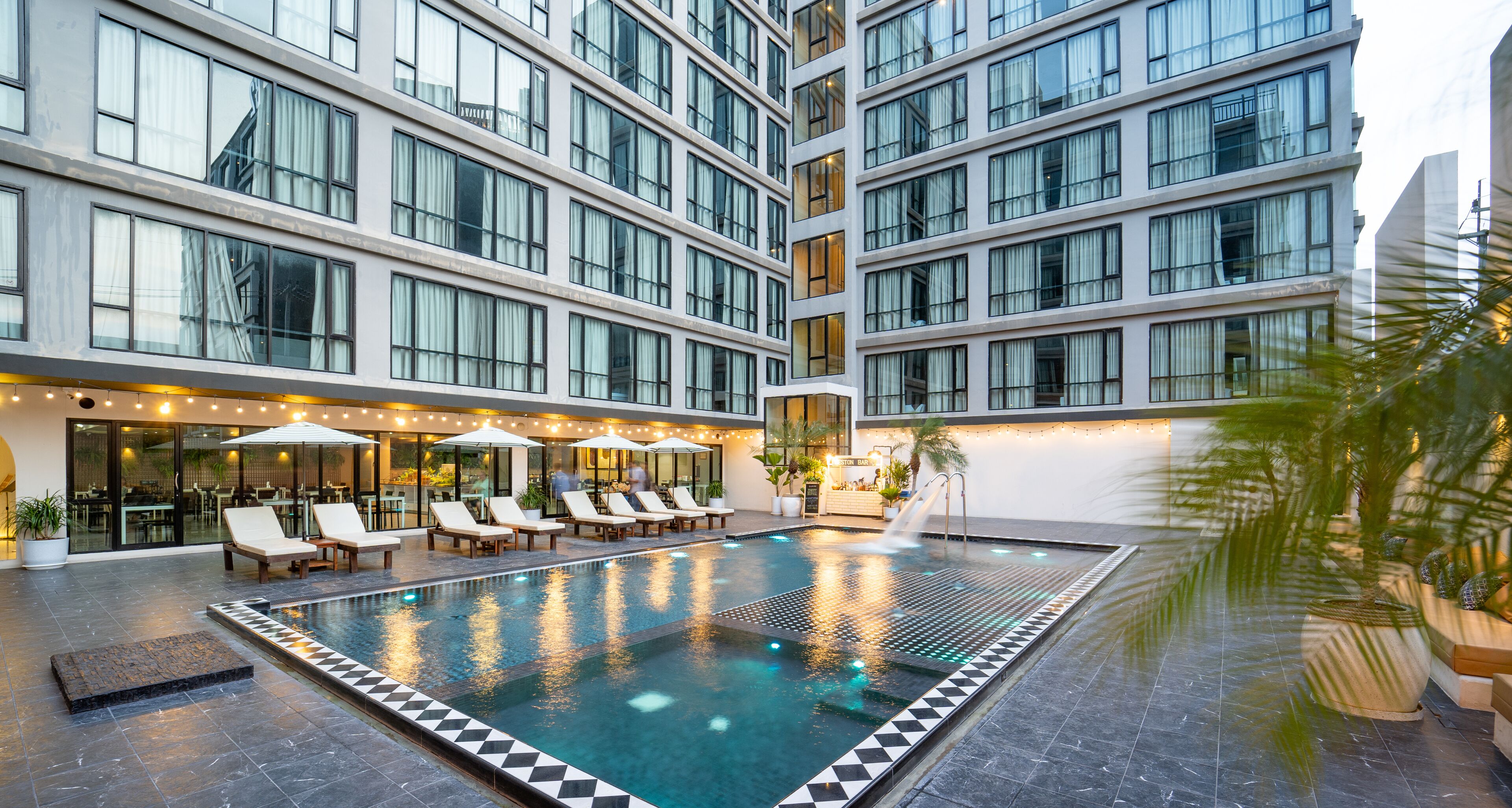 Ein modernes Hotel mit Dachpool, mehreren Lounges und einem Restaurant.