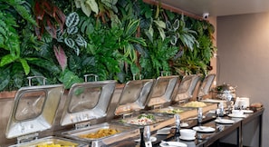 Desayuno buffet (THB 250 por persona)