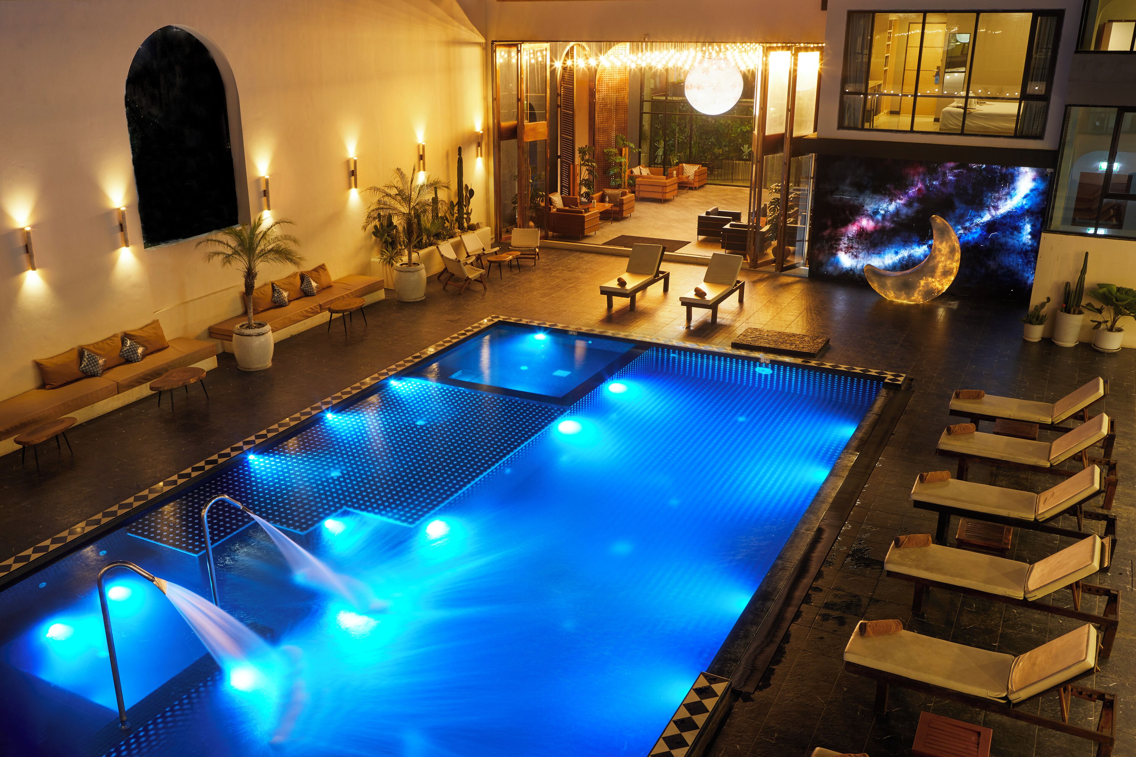 Utomhuspool och träningspool