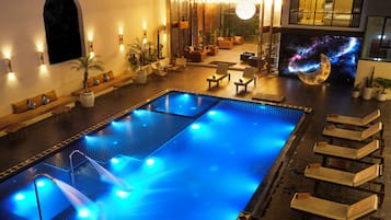 Utendørsbasseng og et svømmebasseng