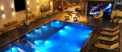 Utomhuspool och träningspool