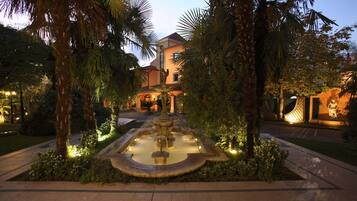 Facciata della struttura - sera/notte