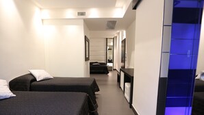 A hotel room with two beds, a desk, and a mirror. - Hotel Borgo Antico (Ceprano)