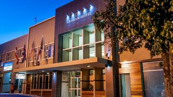 Mặt tiền nơi lưu trú - ban đêm