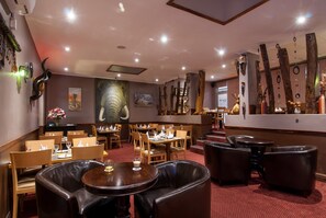 Breakfast, lunch, dinner served; international cuisine  - Graham Hotel (Makhanda)