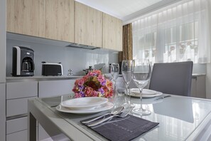 Deluxe Apartment, 1 Bedroom | Private kitchen | Full-sized fridge, microwave, oven, stovetop - The Queen Luxury Apartments Villa Vinicia (Luxembourg City)