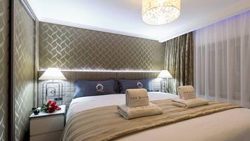 Classic Apartment, 1 Bedroom | Desk, blackout drapes, soundproofing, iron/ironing board