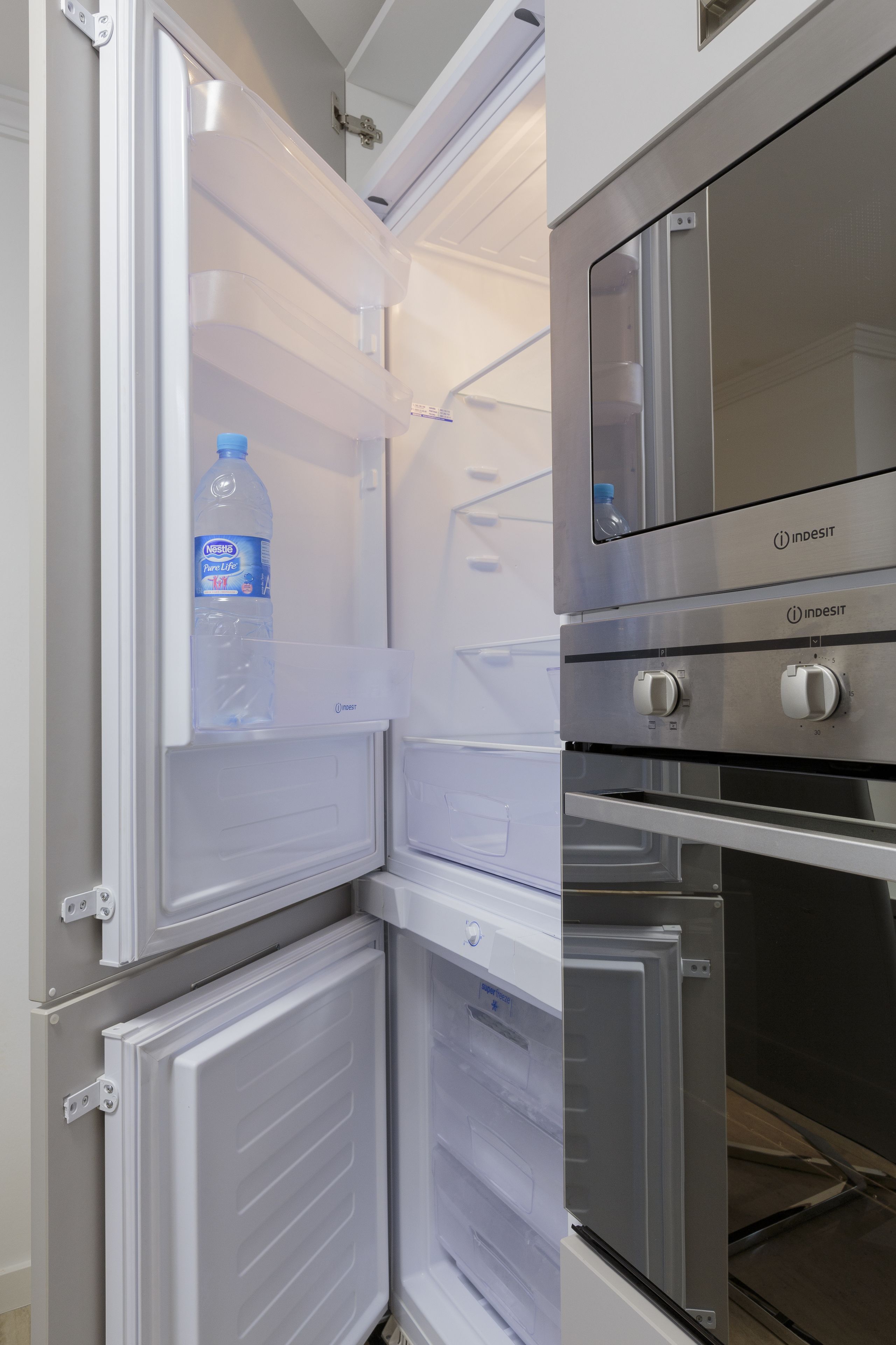Una cucina moderna con frigorifero e forno integrati.