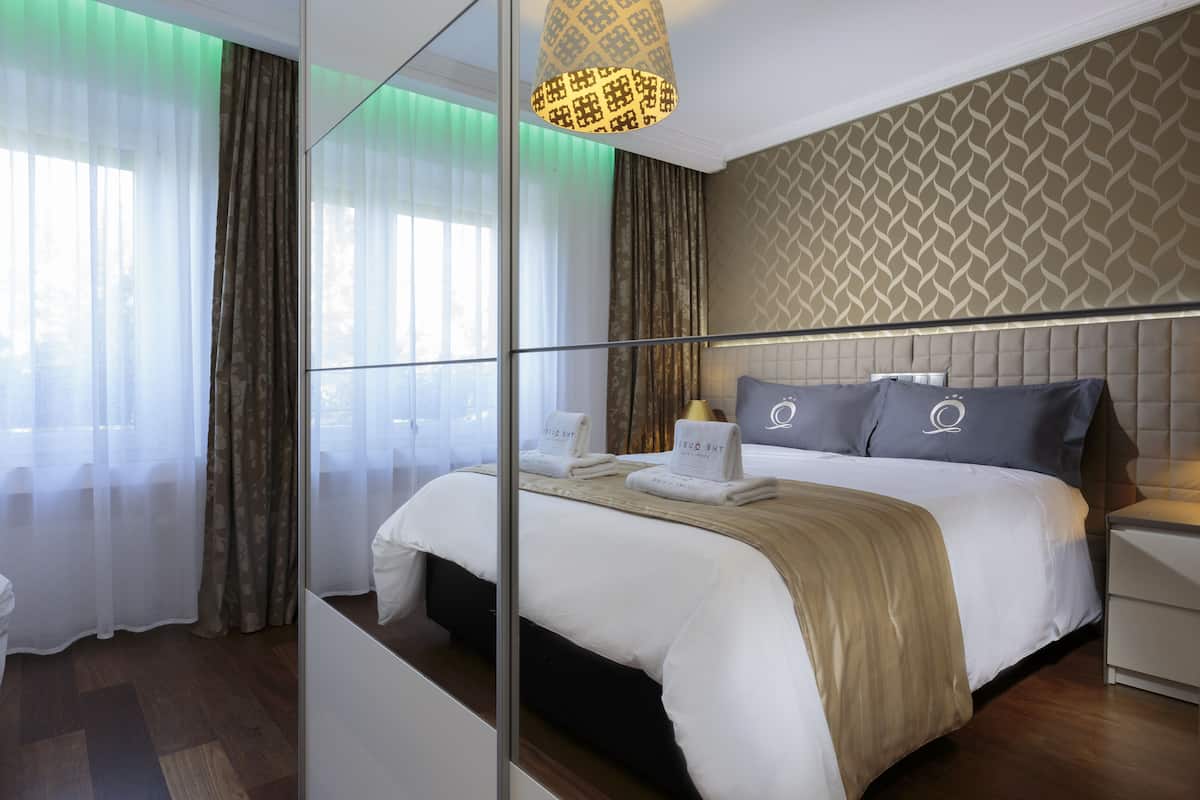 1 bedroom, desk, blackout curtains, soundproofing