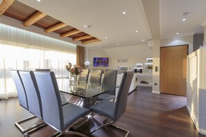 Appartement Majestueux, 2 chambres | Salle de séjour | Télévision à écran plat, lecteur de DVD