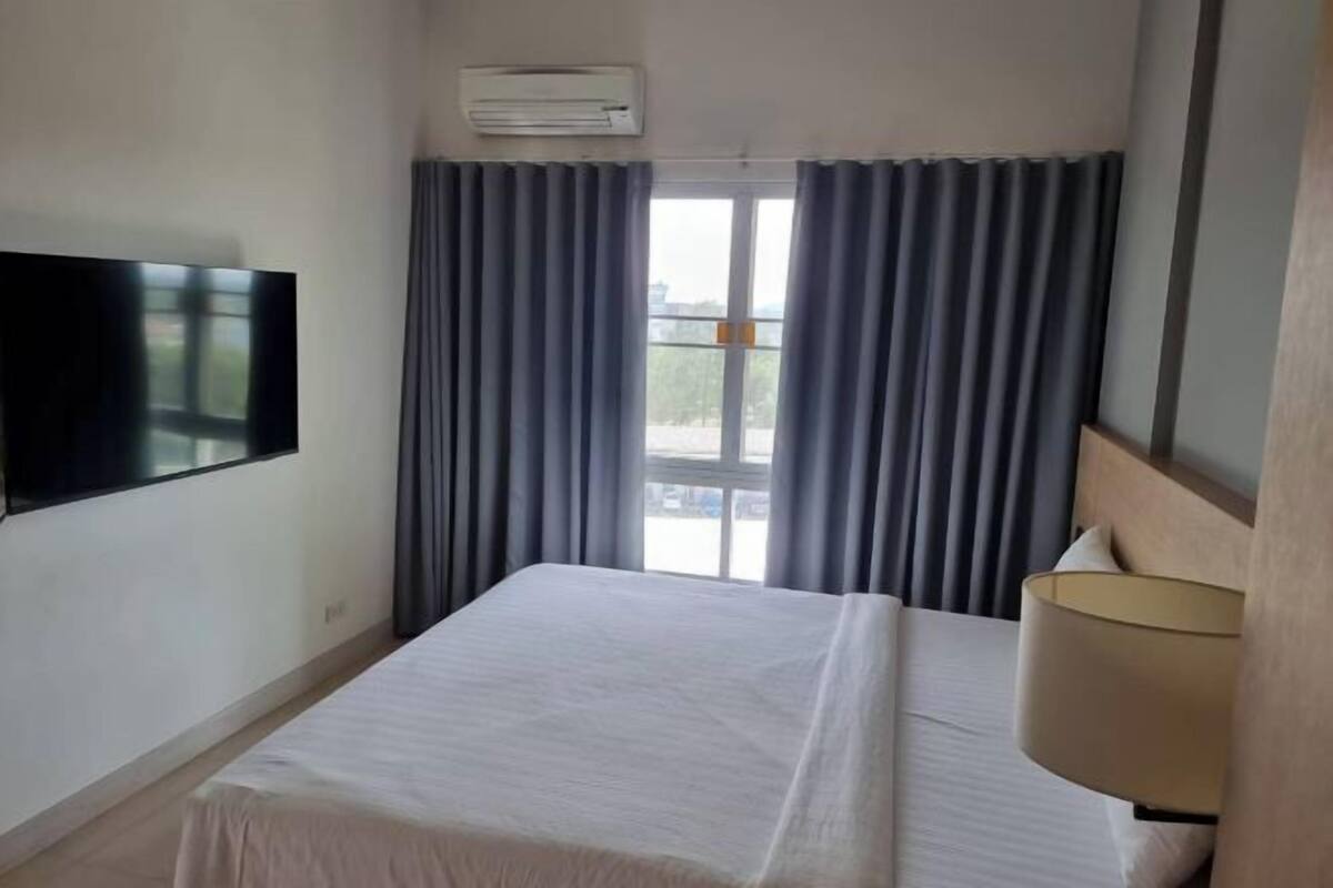 Caja de seguridad en la habitación y escritorio