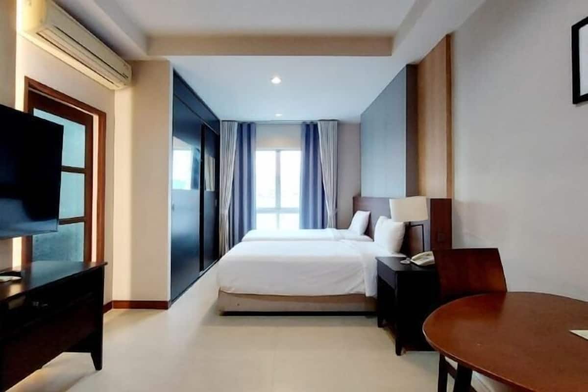 Caja de seguridad en la habitación y escritorio