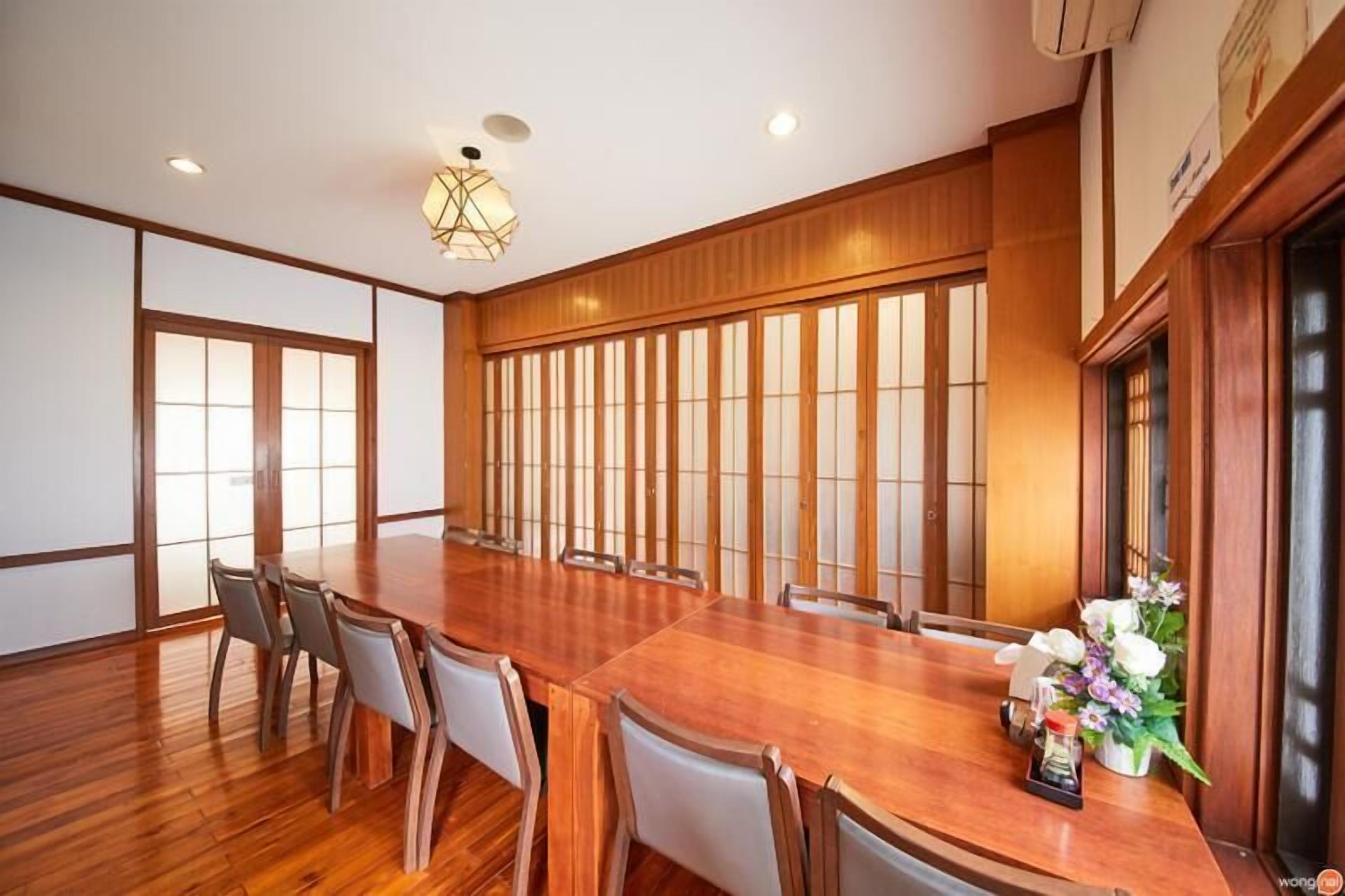 3 restaurants, breakfast, lunch, dinner served; japanese cuisine