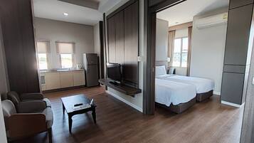 Deluxe Twin Room | In-room safe, desk, laptop workspace, blackout drapes