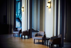 Coin salon dans le hall