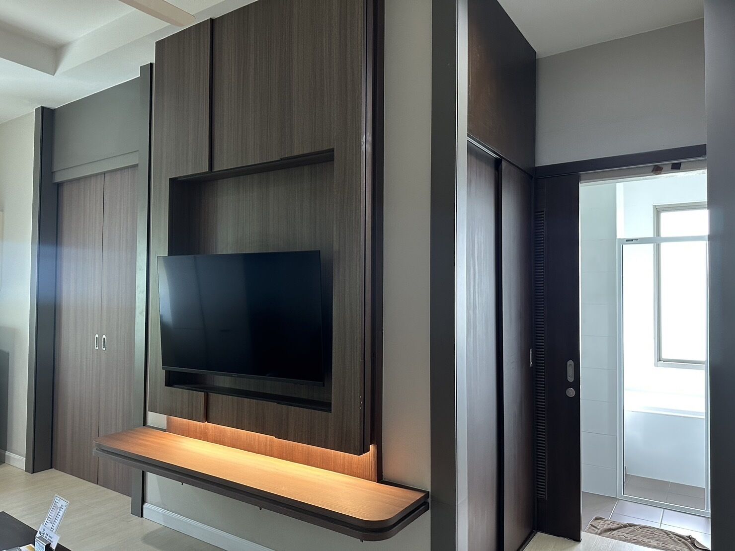 deluxe double room | living area | 32-inch flat-screen tv with cable channels, tv