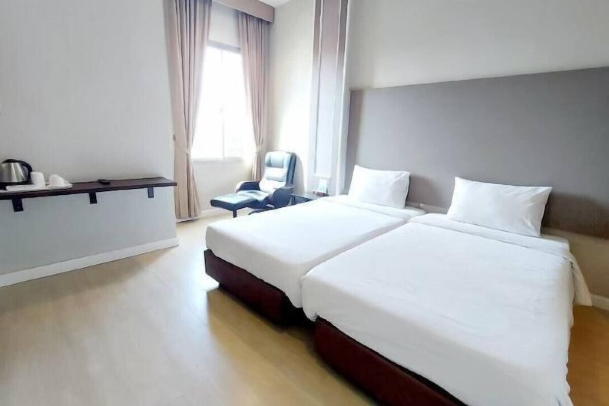 Caja de seguridad en la habitación y escritorio