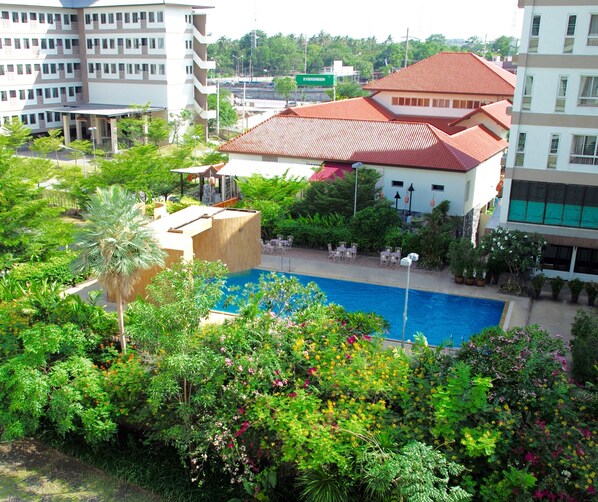 Piscine extérieure, chaises longues