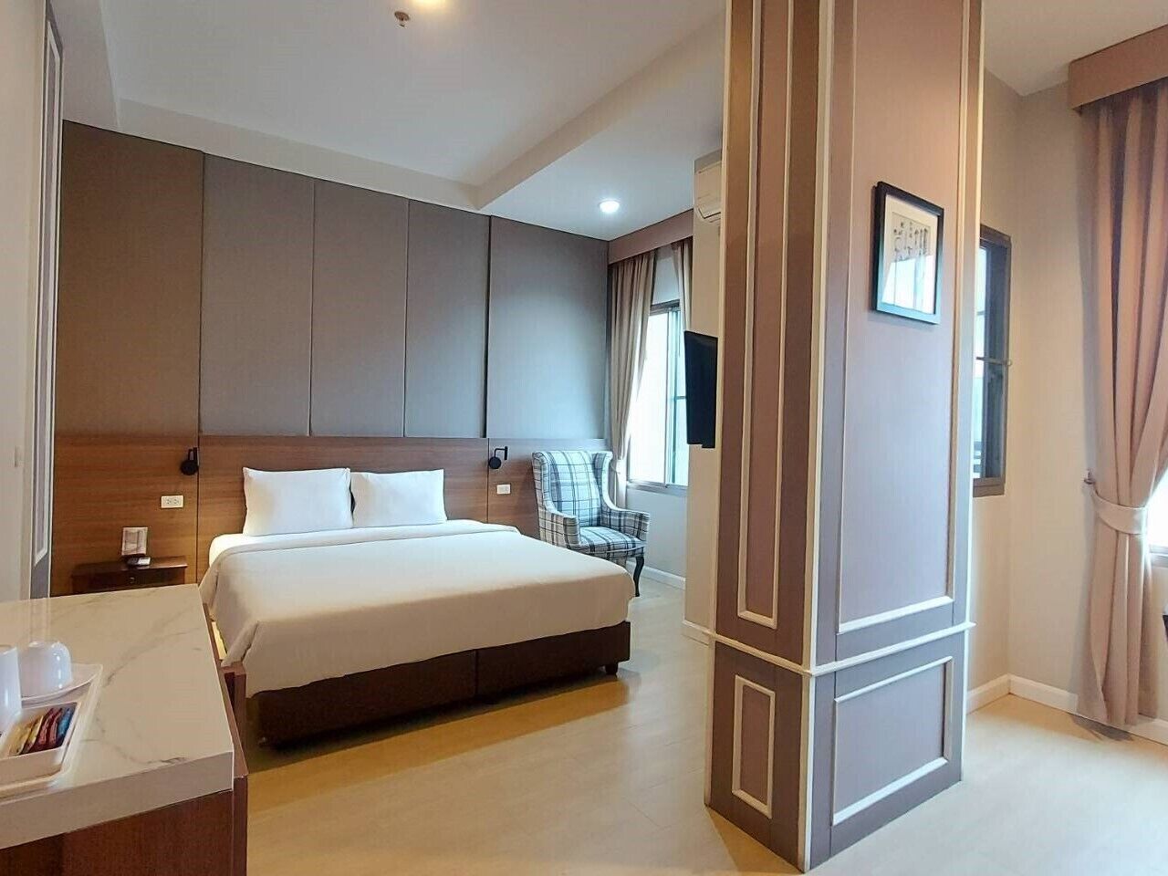 superior double room | 1 bedroom, in-room safe, desk, laptop workspace