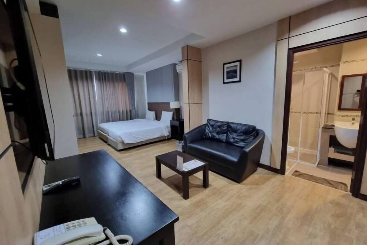 Caja de seguridad en la habitación y escritorio