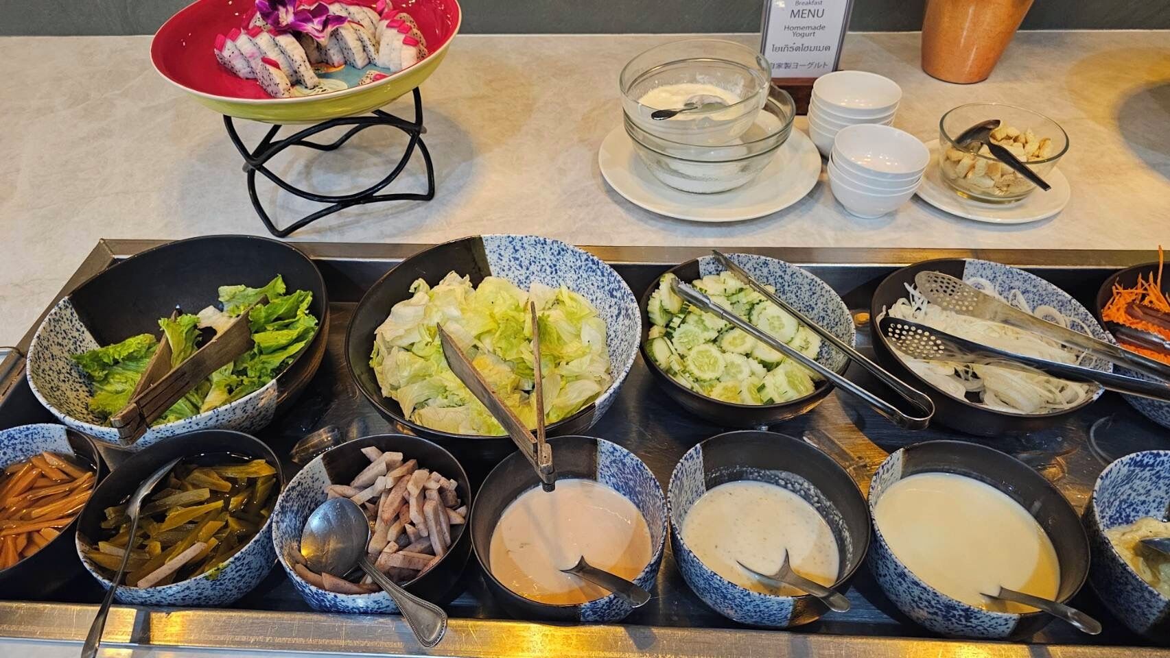 Un bufé con diversos platos y salsas.