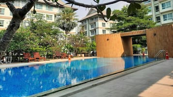 Hồ bơi ngoài trời, ghế dài tắm nắng