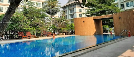 Kolam renang outdoor, dengan kursi berjemur