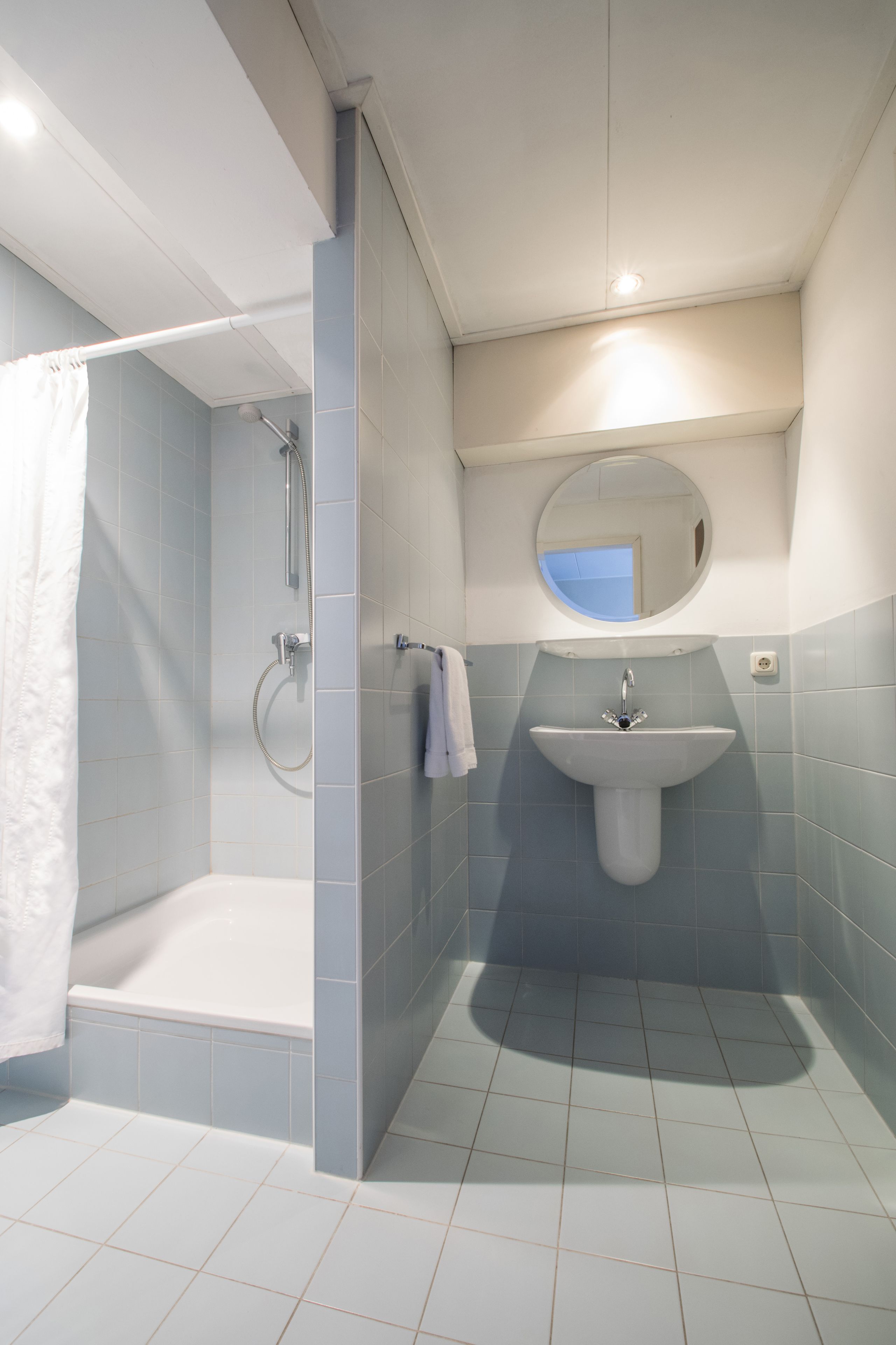 basic single room | desk, iron/ironing board, rollaway beds, free wifi