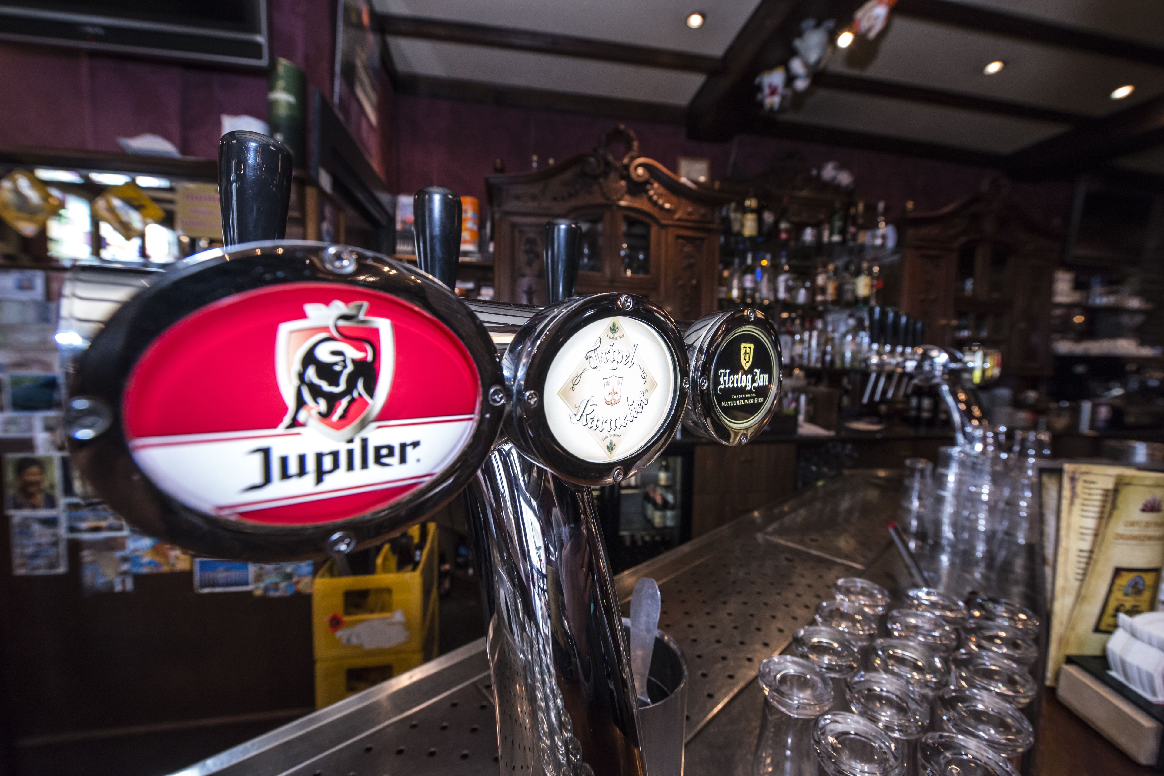 Un bar proposant un large choix de bières à la pression, notamment des marques comme Jupiler et Hertog Jan.