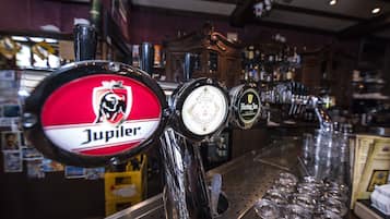 Un bar proposant un large choix de bières à la pression, notamment des marques comme Jupiler et Hertog Jan.