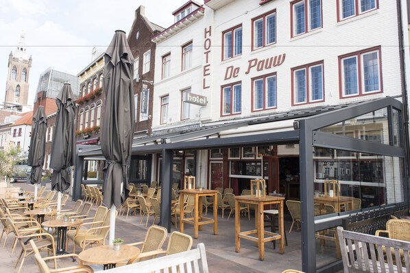 A hotel with outdoor seating and a covered patio area. - Hotel en Grand Café de Pauw (Roermond)
