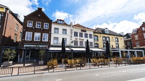A row of buildings with a cafe named "De Pauw" in the center. - Hotel en Grand Café de Pauw (Roermond)