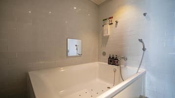 Premium Suite Double - Massage Chair | Private spa tub