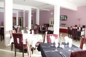 Breakfast, lunch and dinner served - Hotel Ritz Waku-Kungo (Waco Kungo)