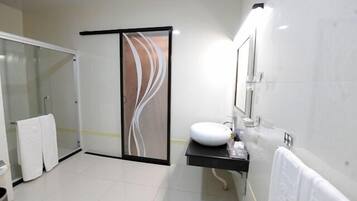 Separate bathtub and shower, free toiletries, hair dryer, towels