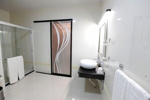 Badewanne und Dusche (separat), kostenlose Toilettenartikel