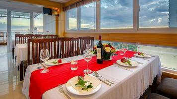 Breakfast, lunch, dinner served; international cuisine