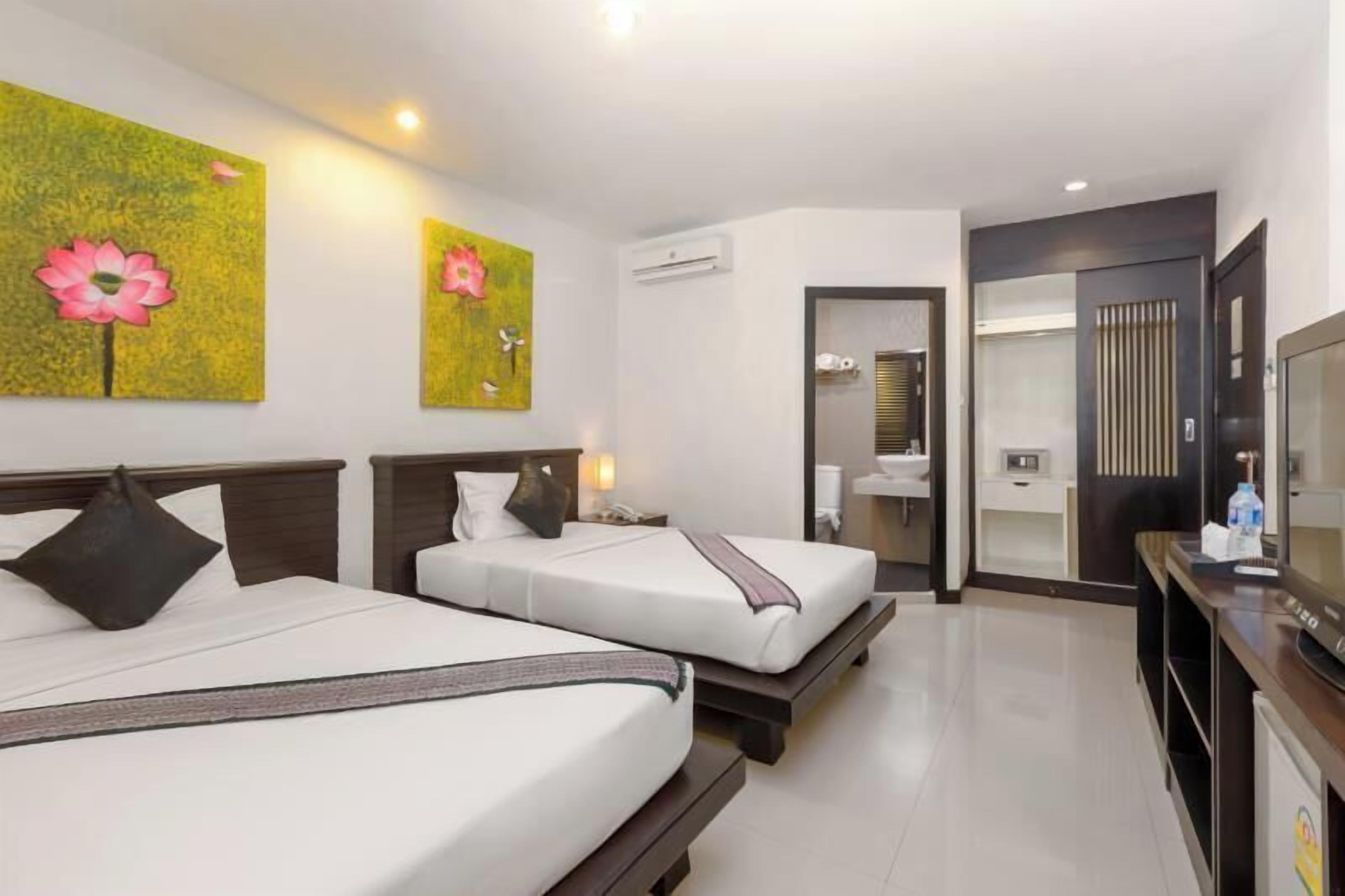 Een bureau, beddengoed