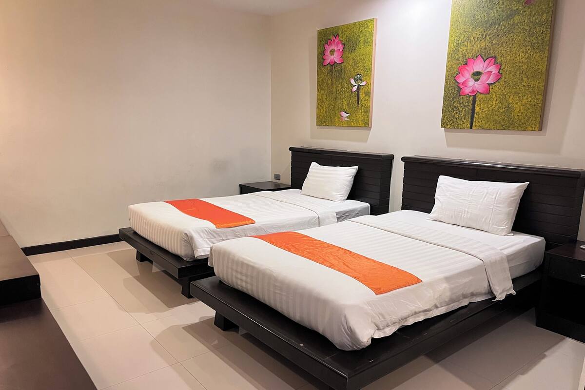 Quarto duplo básico | Escrivaninha, roupa de cama