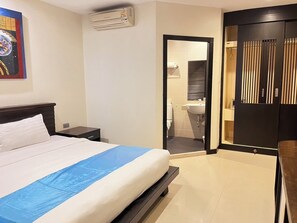 Standard Double Bed No Window | Desk, bed sheets - Lub Sbuy Hostel (Phuket)