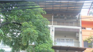 Un hostal con un letrero que dice "LUB SBUY HOSTEL".