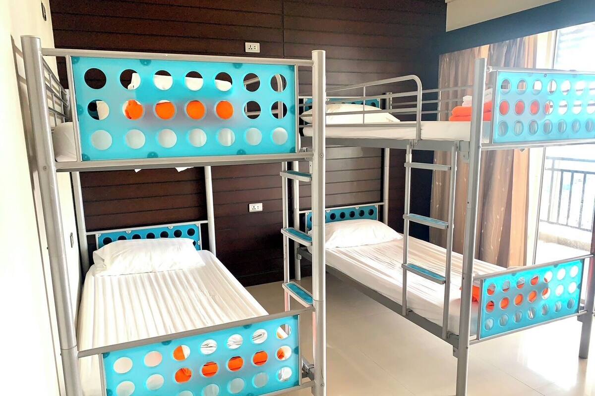 4 Bed Dormitory with shard bathroom | 책상, 침대 시트