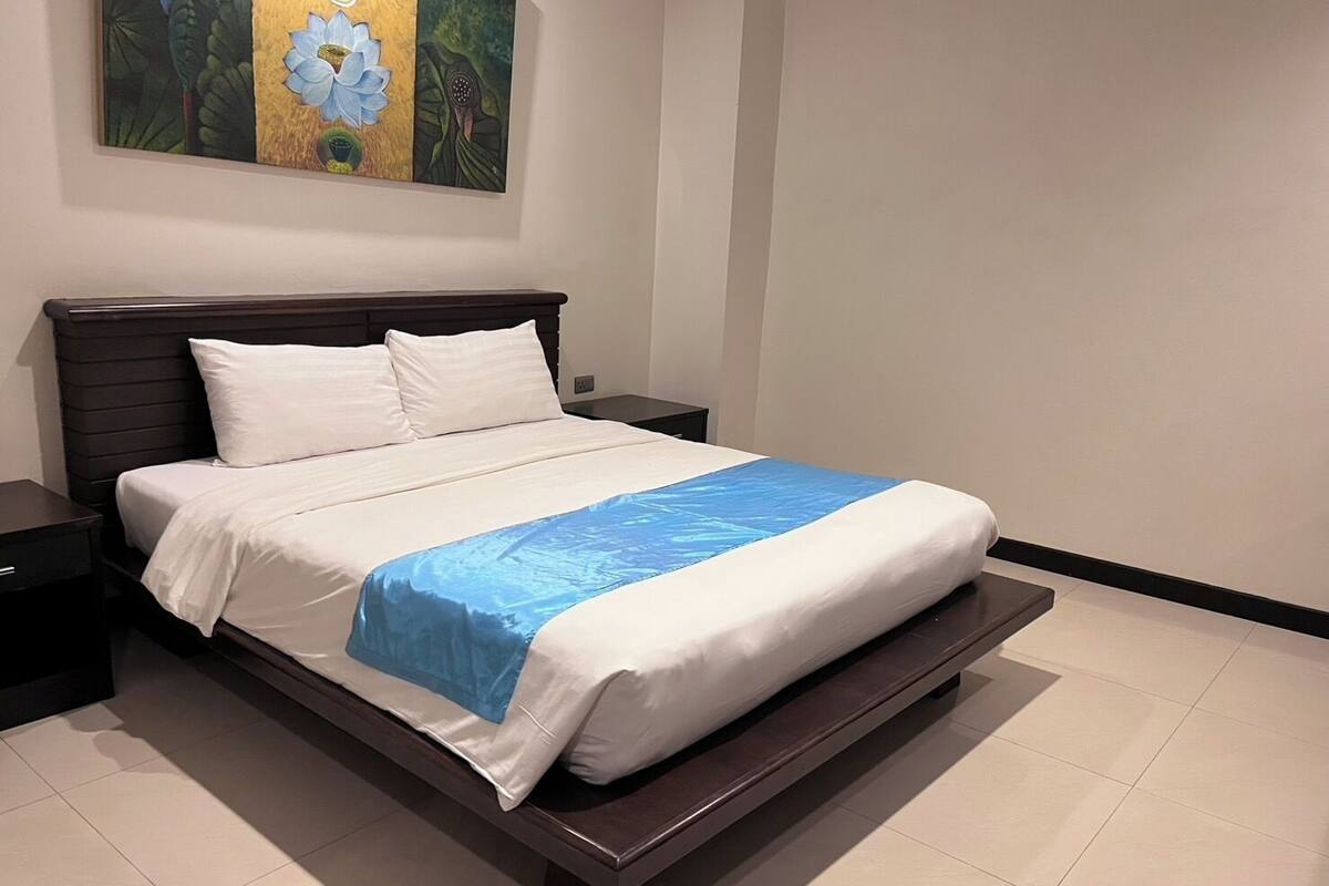 Standard Double Bed No Window | 책상, 침대 시트